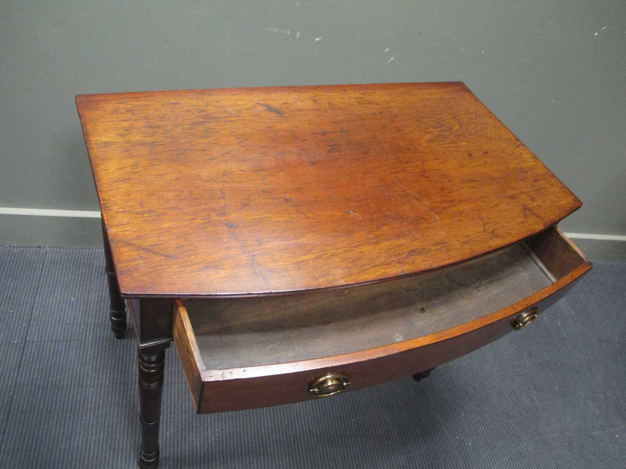 A late George III mahogany bow front side table the single frieze drawer over ring turned tapering - Bild 8 aus 9