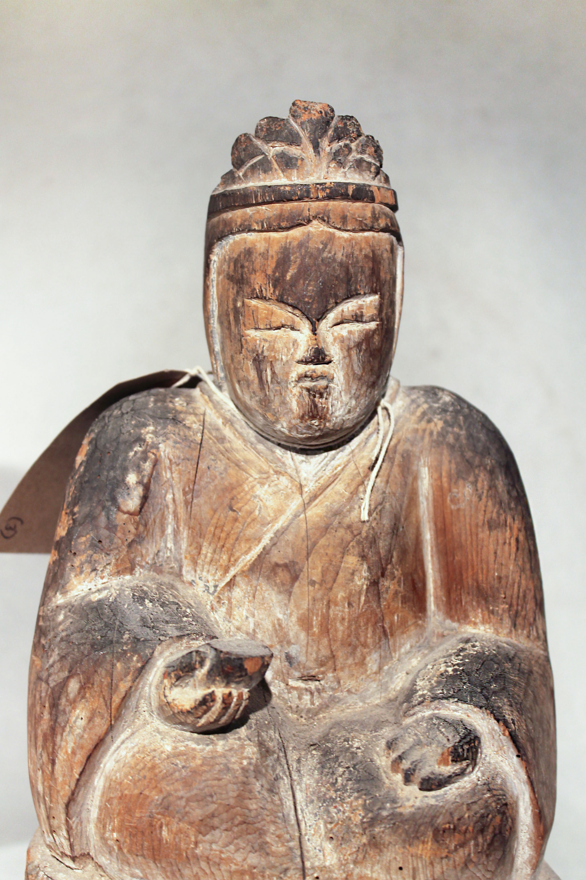 Three Chinese carved wood seated figures, two of a Buddha, the other of Guanyin with child, - Image 3 of 6