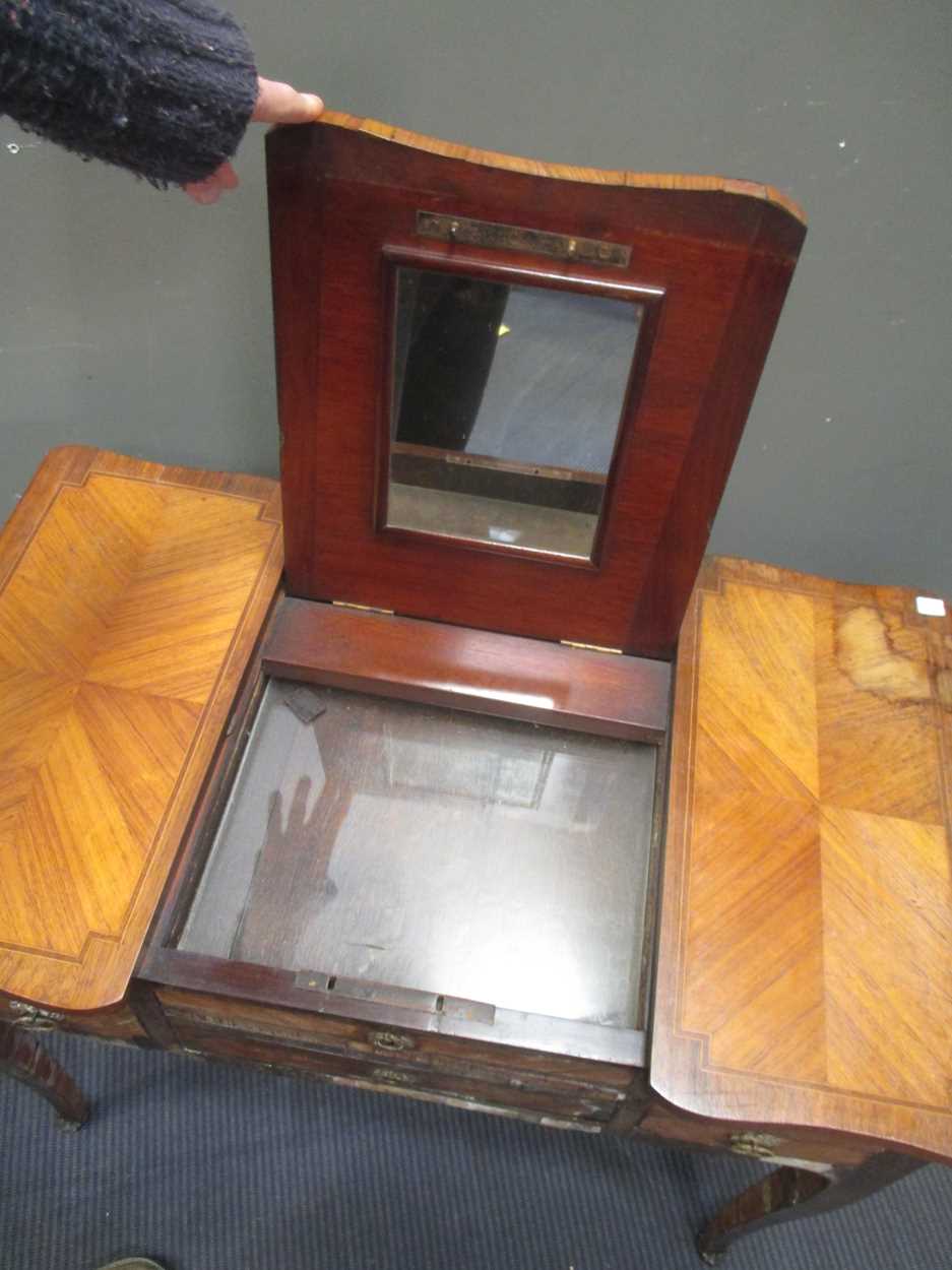 A French early 19th century kingwood and inlaid dressing table with three compartments, the - Bild 16 aus 17