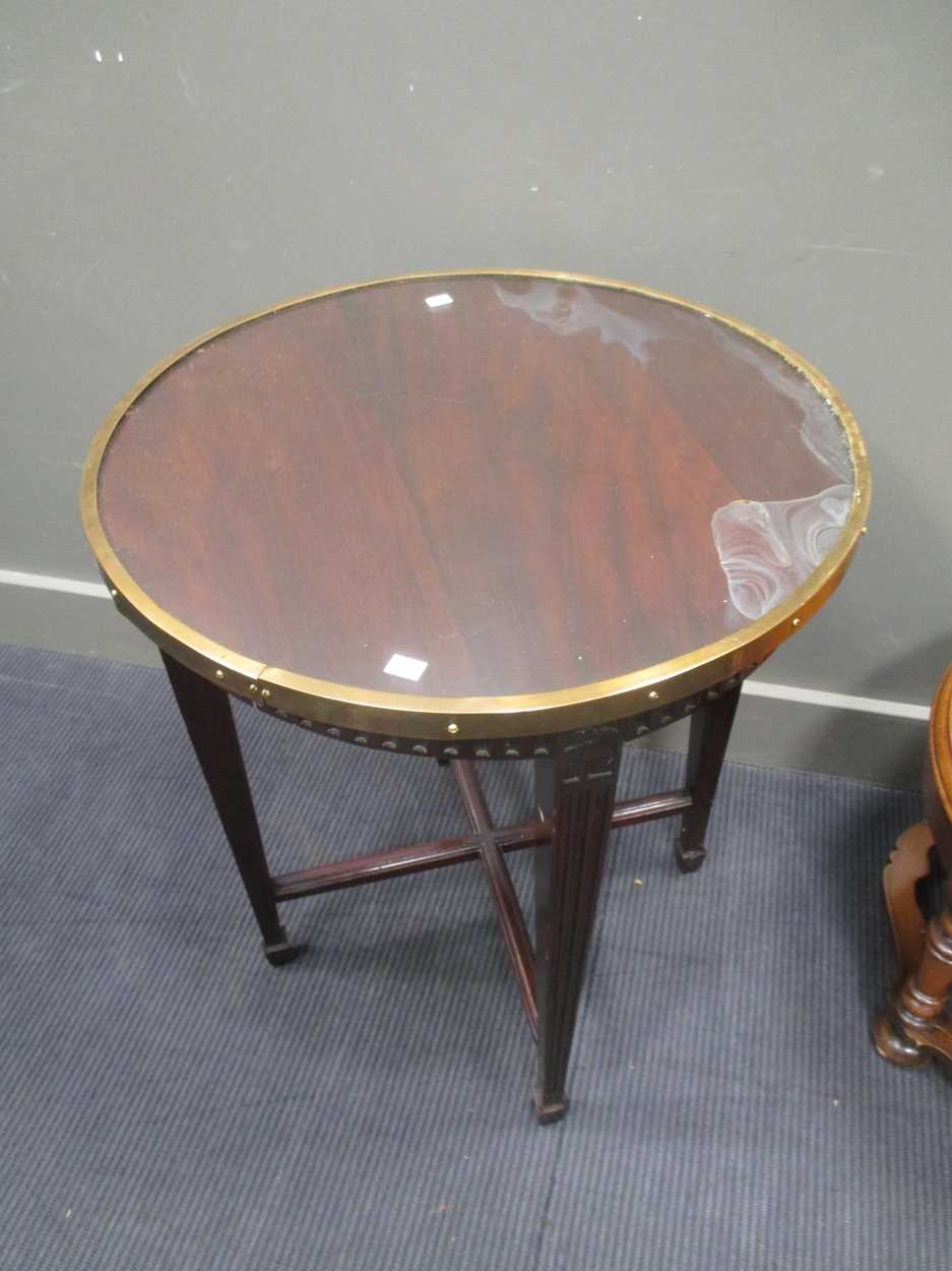 A circular top pub table 73 x 63cm and a walnut veneer coffee table 40 x 60cm - Bild 2 aus 4