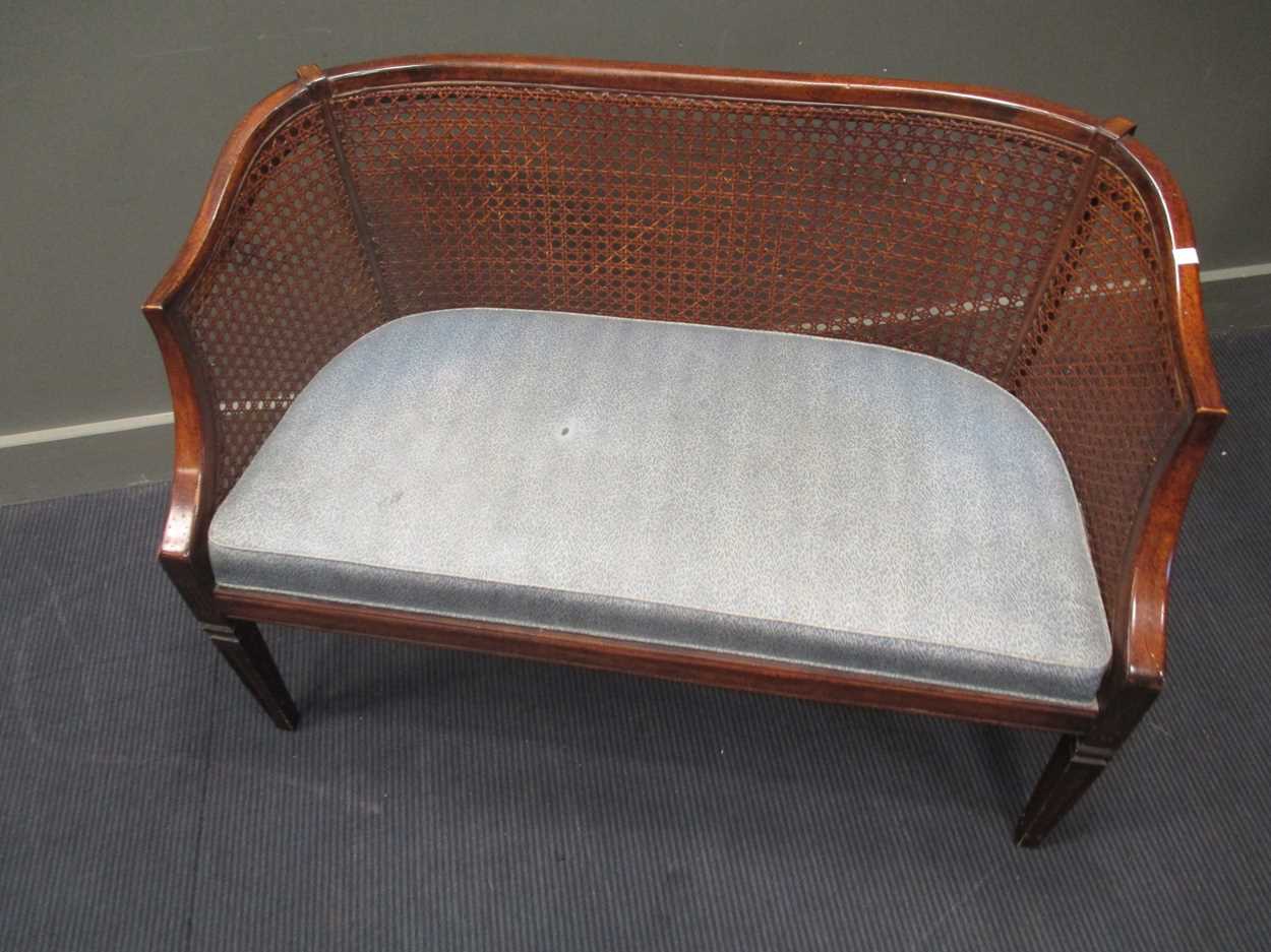 A pair of Continental cane-back beech wood settees, blue squab cushions, on square tapering - Bild 4 aus 6