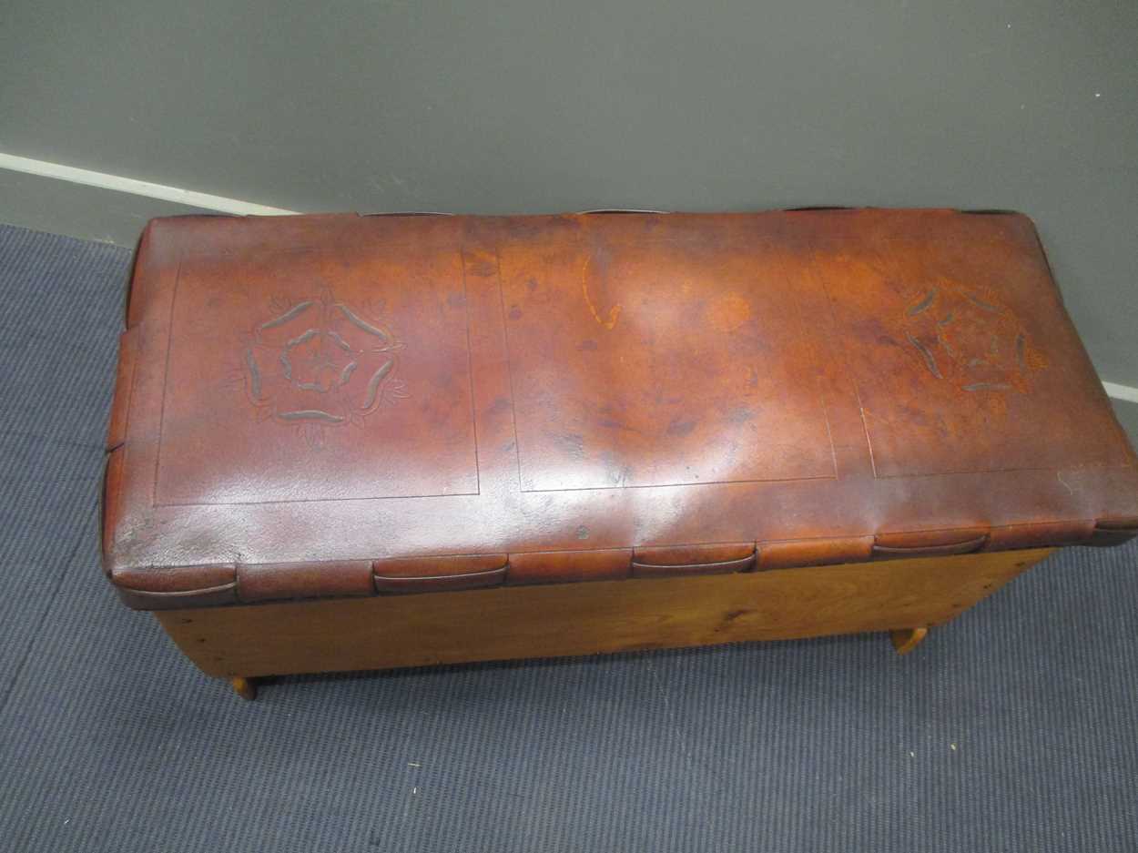 An embossed leather seat elm chest with Tudor rose decoration and woven seat borders 50 x 90 x 37cm - Bild 4 aus 5