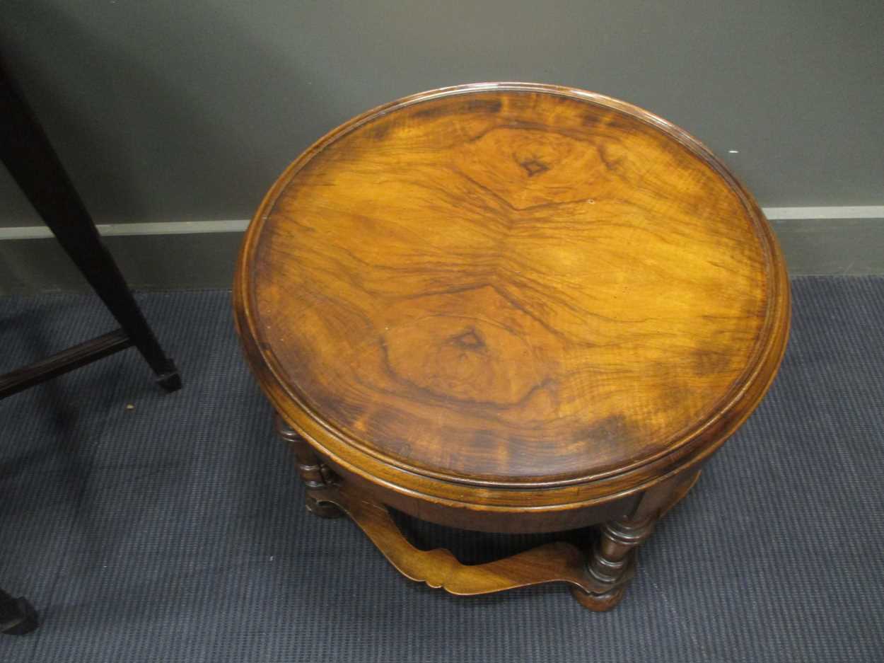 A circular top pub table 73 x 63cm and a walnut veneer coffee table 40 x 60cm - Bild 3 aus 4