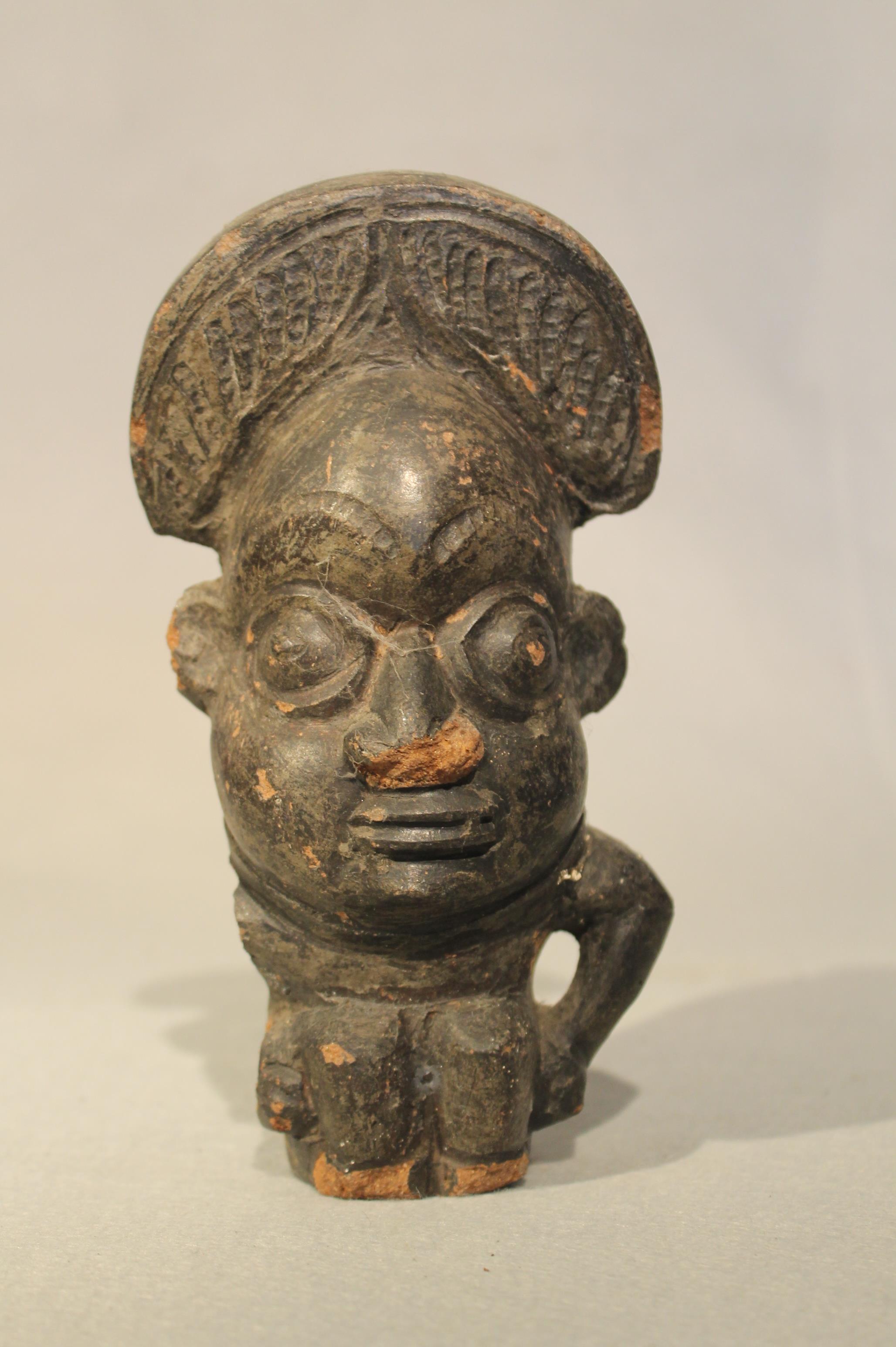 A group of African pottery including Cameroon items, comprising two smoking pipes, 18cm and 10 cm - Image 8 of 9