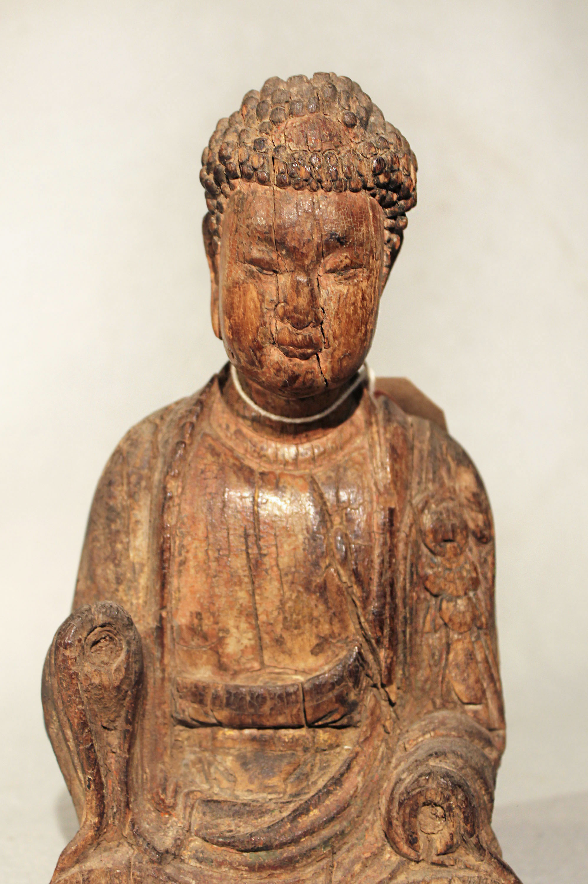Three Chinese carved wood seated figures, two of a Buddha, the other of Guanyin with child, - Image 4 of 6