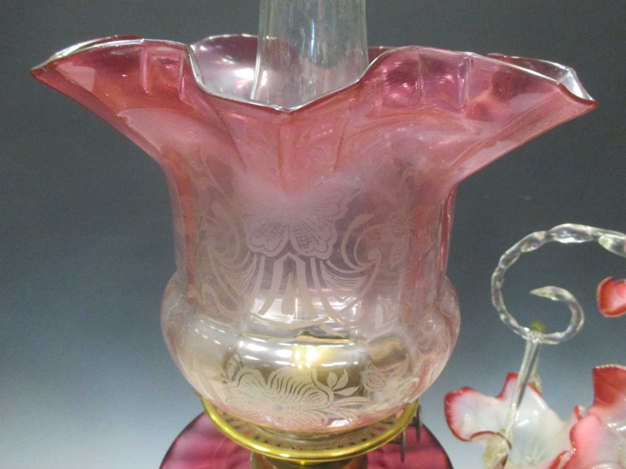 A good Victorian glass epergne and a Cranberry glass and brass oil lamp (2) - Image 4 of 5