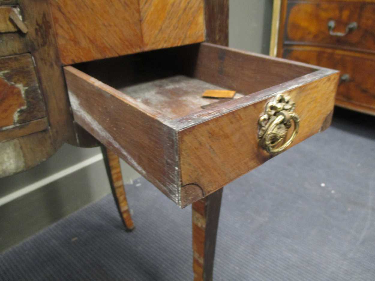 A French early 19th century kingwood and inlaid dressing table with three compartments, the - Bild 4 aus 17