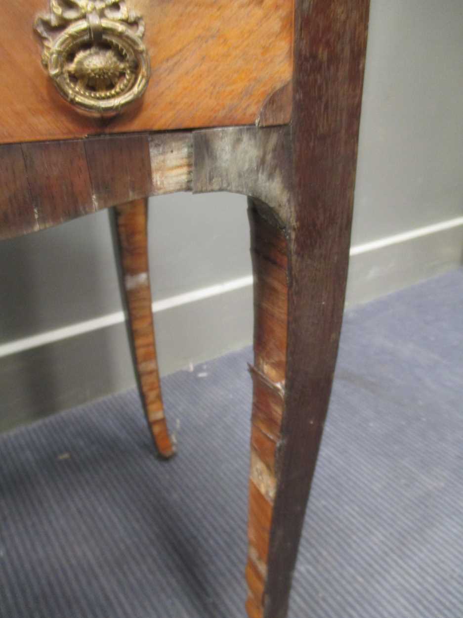 A French early 19th century kingwood and inlaid dressing table with three compartments, the - Bild 5 aus 17