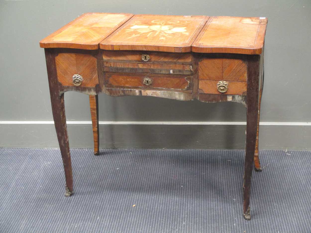 A French early 19th century kingwood and inlaid dressing table with three compartments, the - Bild 14 aus 17