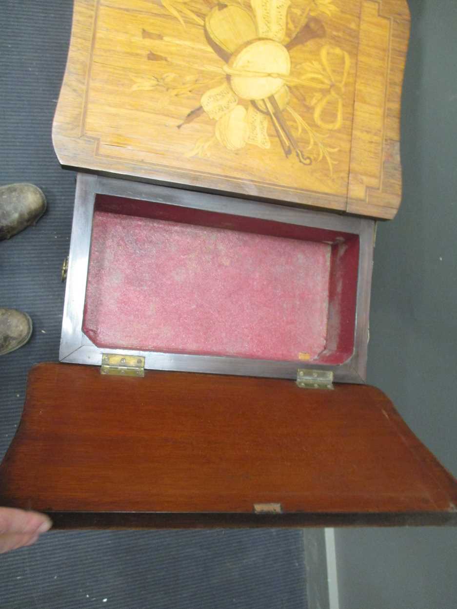 A French early 19th century kingwood and inlaid dressing table with three compartments, the - Bild 12 aus 17