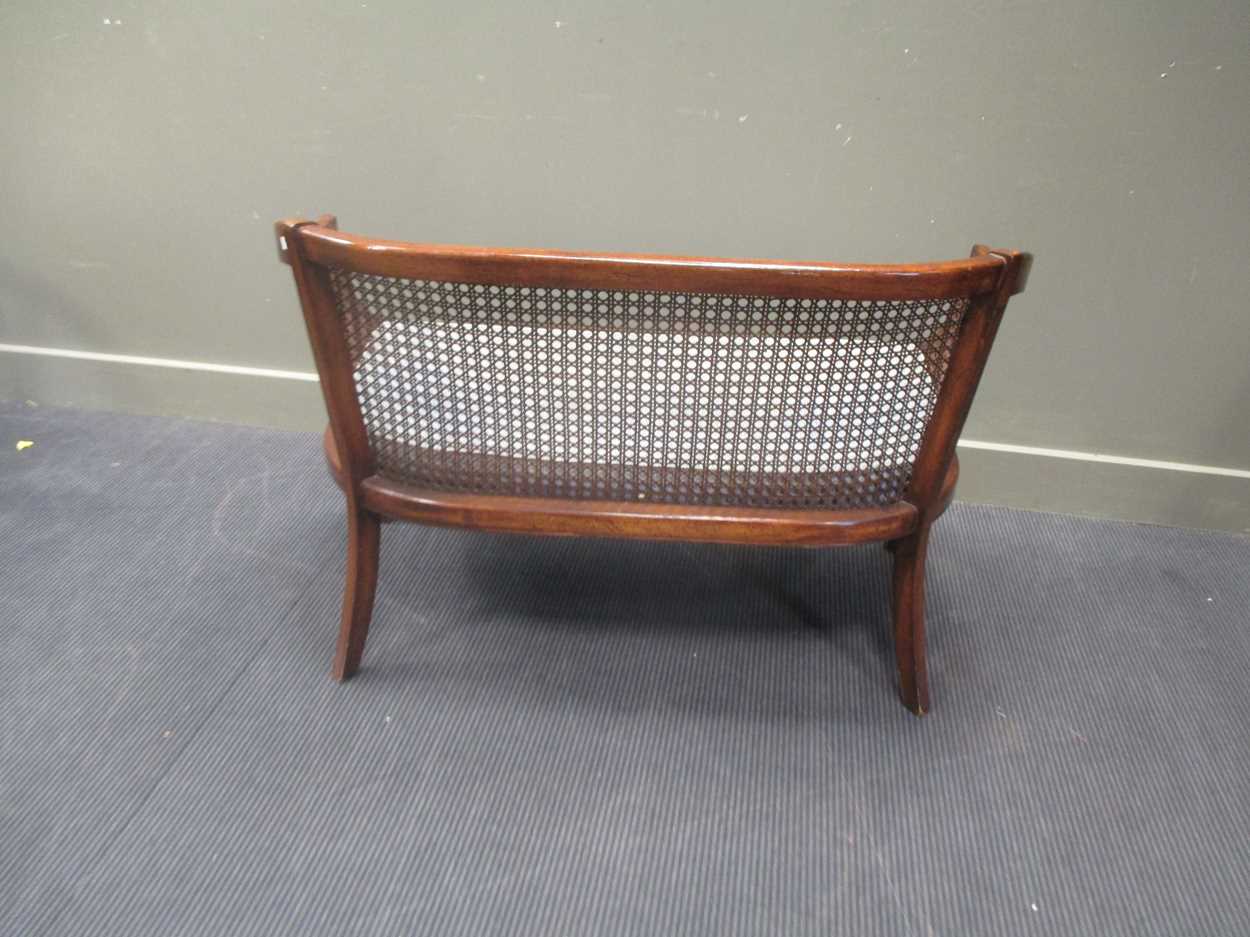 A pair of Continental cane-back beech wood settees, blue squab cushions, on square tapering - Bild 3 aus 6