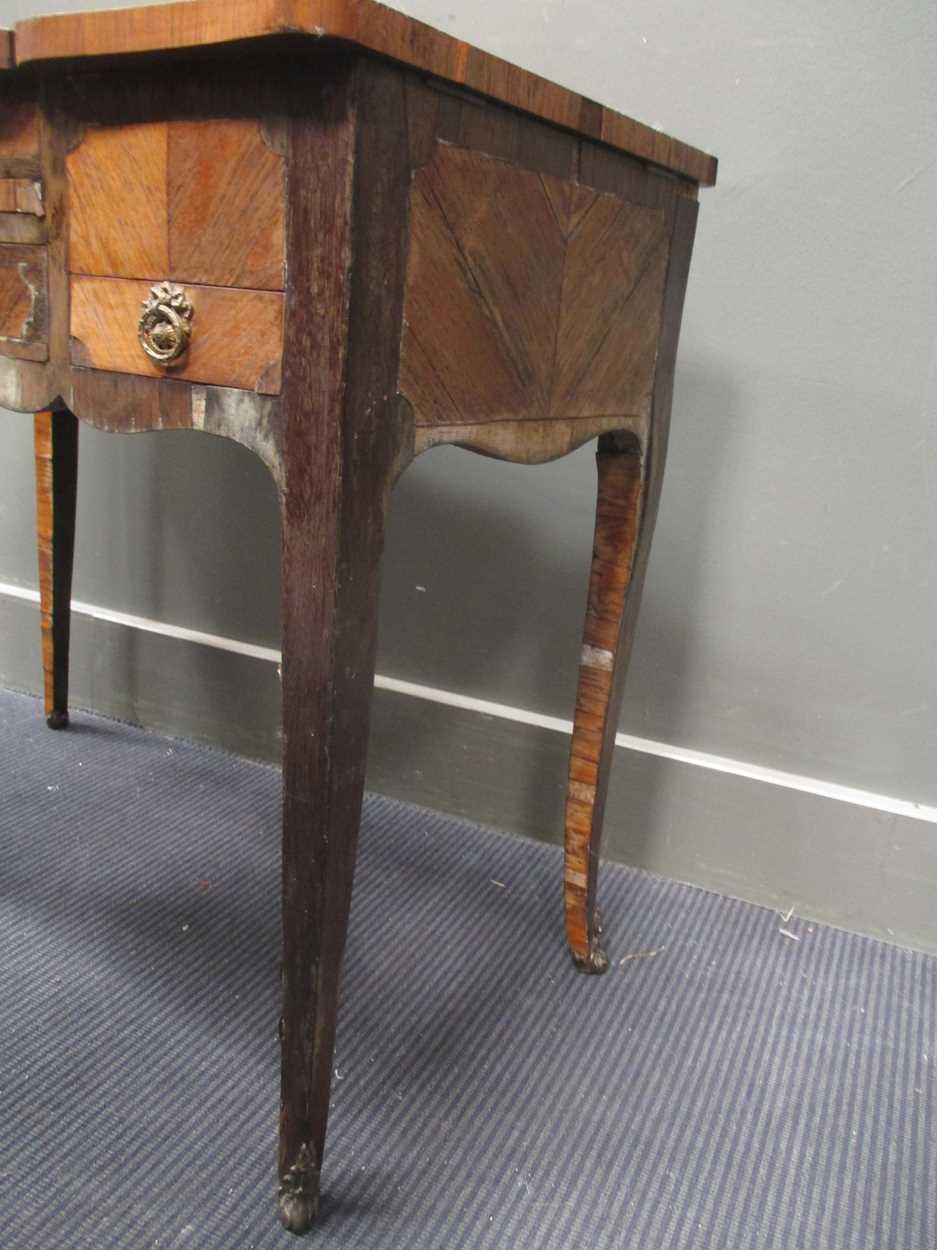 A French early 19th century kingwood and inlaid dressing table with three compartments, the - Bild 9 aus 17