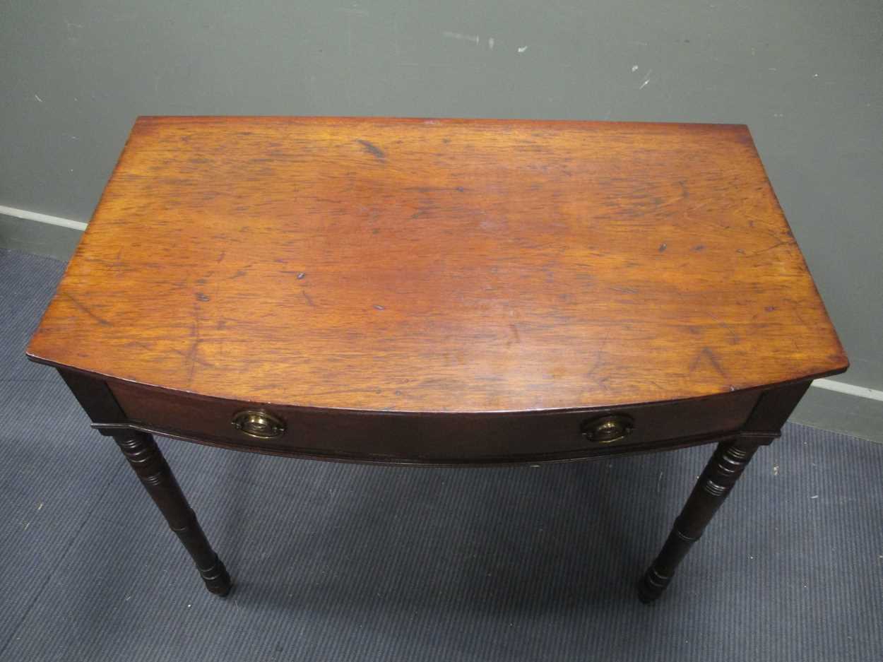 A late George III mahogany bow front side table the single frieze drawer over ring turned tapering - Bild 6 aus 9