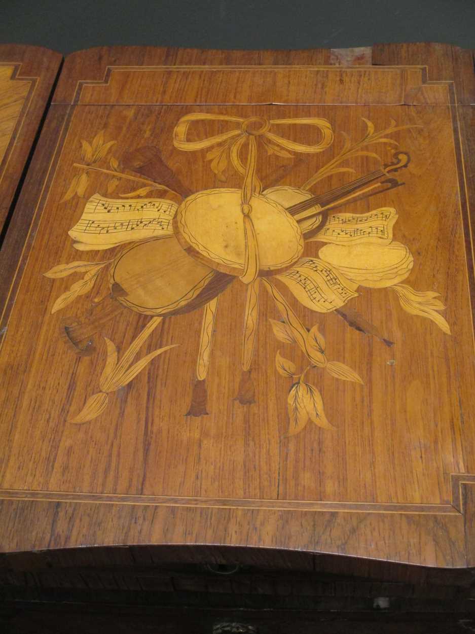 A French early 19th century kingwood and inlaid dressing table with three compartments, the - Bild 11 aus 17