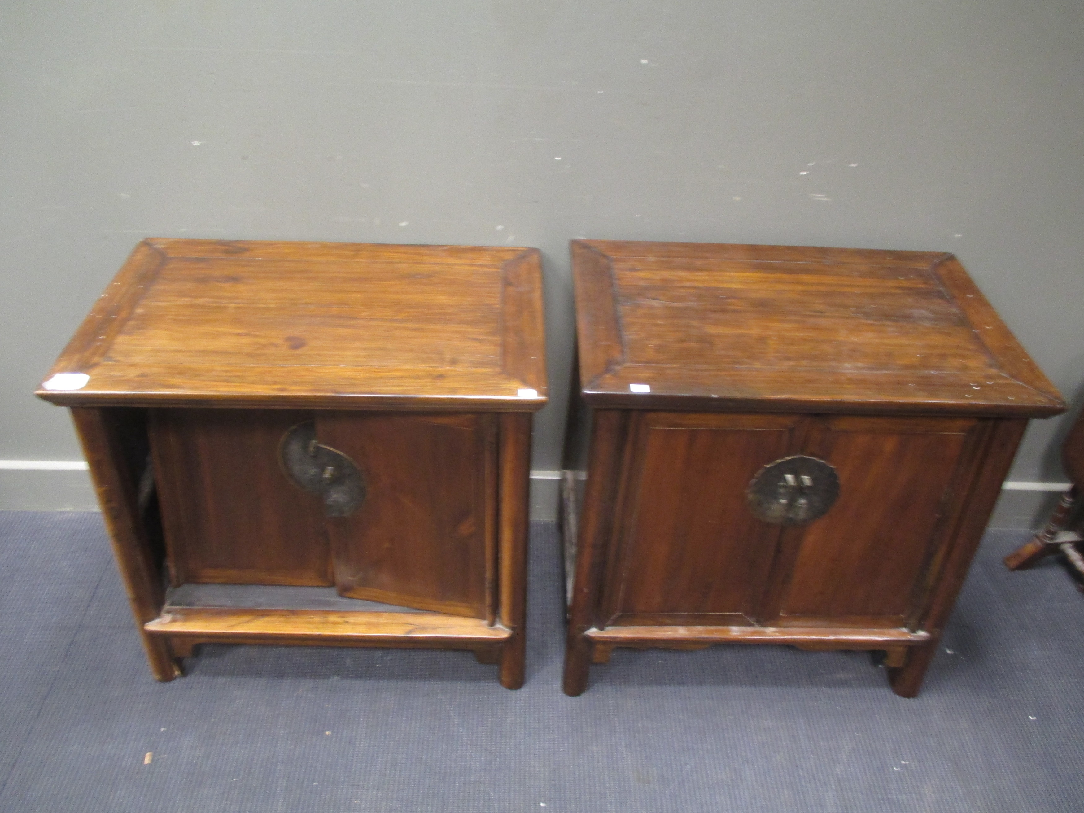 Two similar Chinese hardwood cupboards, 20th century, in Ming Style, each with cupboard fronts, on - Bild 2 aus 5