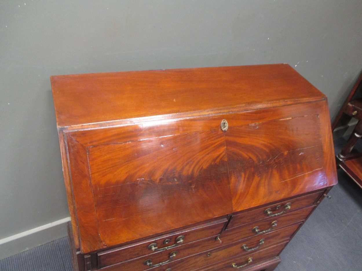 A George III mahogany bureau, circa 1770, with well fitted interior, pigeonholes and drawers above - Bild 3 aus 7