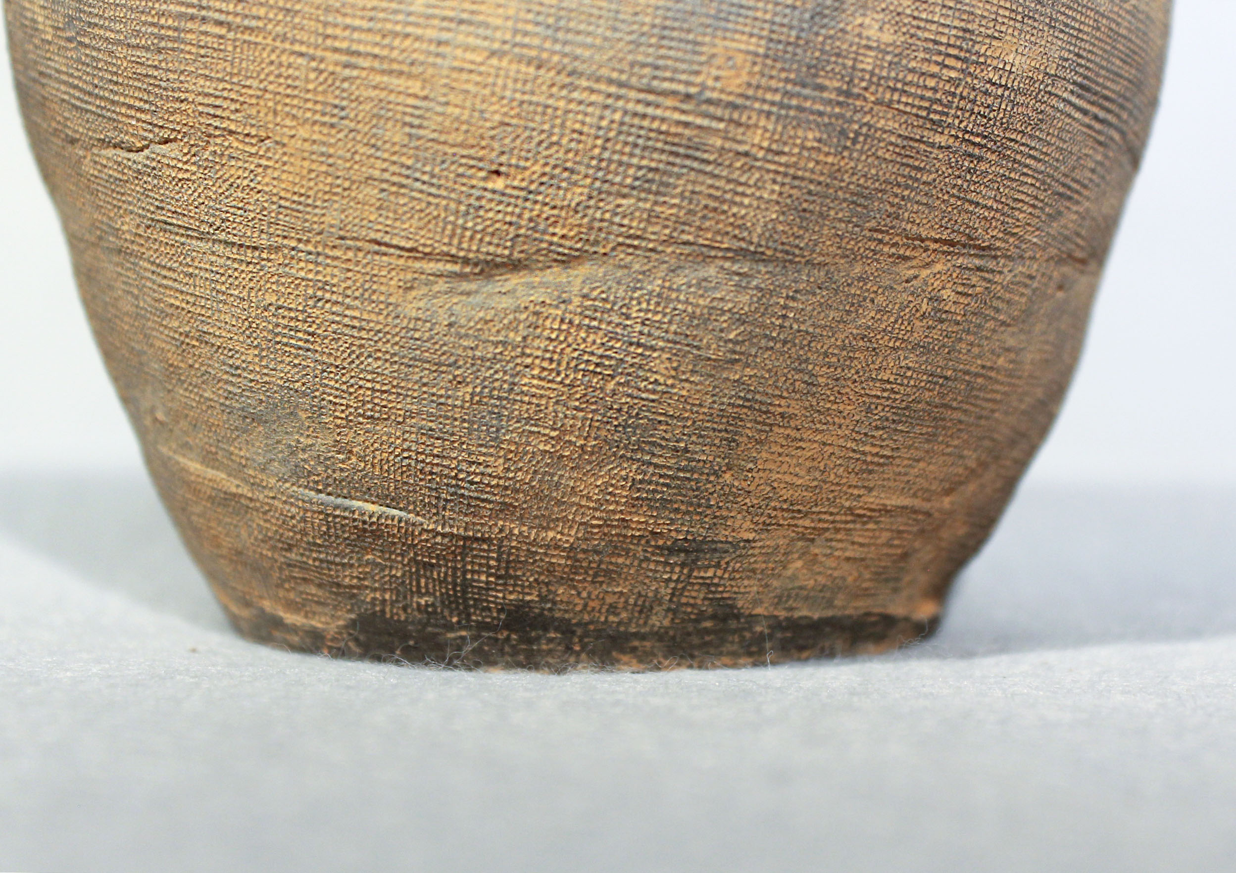 Two Chinese vases, comprising a three legged pot with impressed string lines, Neolithic, 16cm - Image 5 of 7