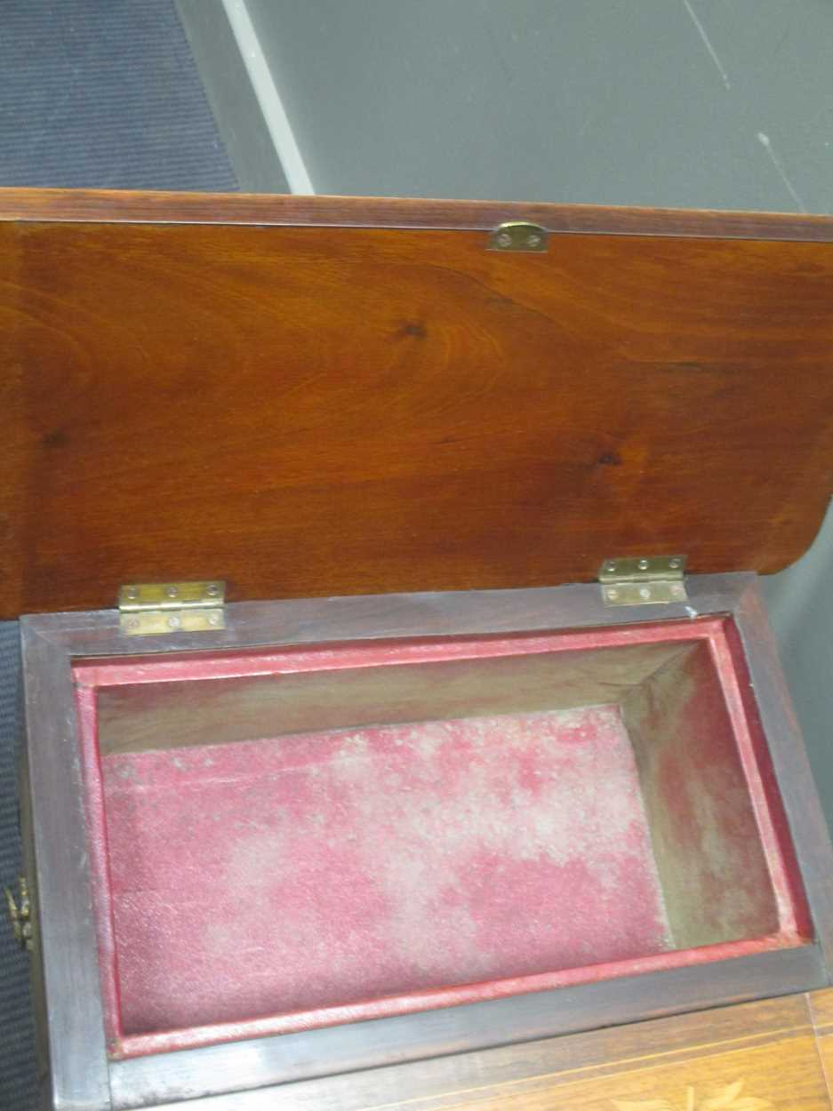 A French early 19th century kingwood and inlaid dressing table with three compartments, the - Bild 3 aus 17