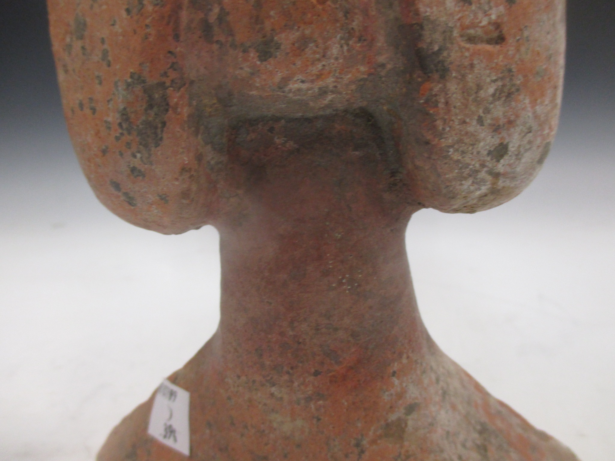 A Chinese red pottery standing lady attendant, probably Han Dynasty, 31.5cm high - Image 3 of 6