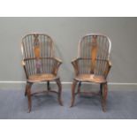 A pair of Windsor Chairs, 20th Century (2)