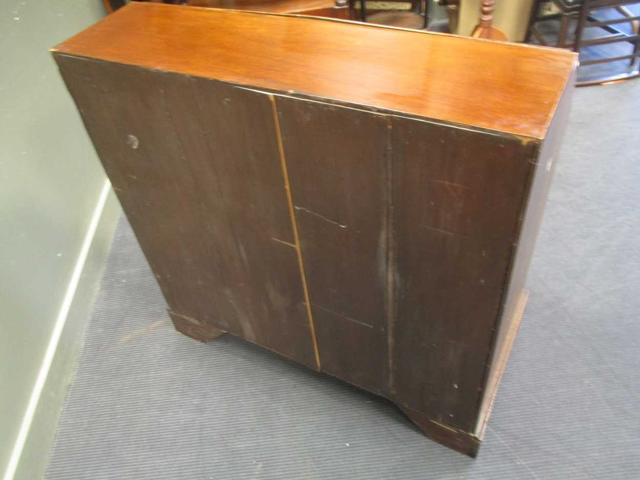 A George III mahogany bureau, circa 1770, with well fitted interior, pigeonholes and drawers above - Bild 7 aus 7