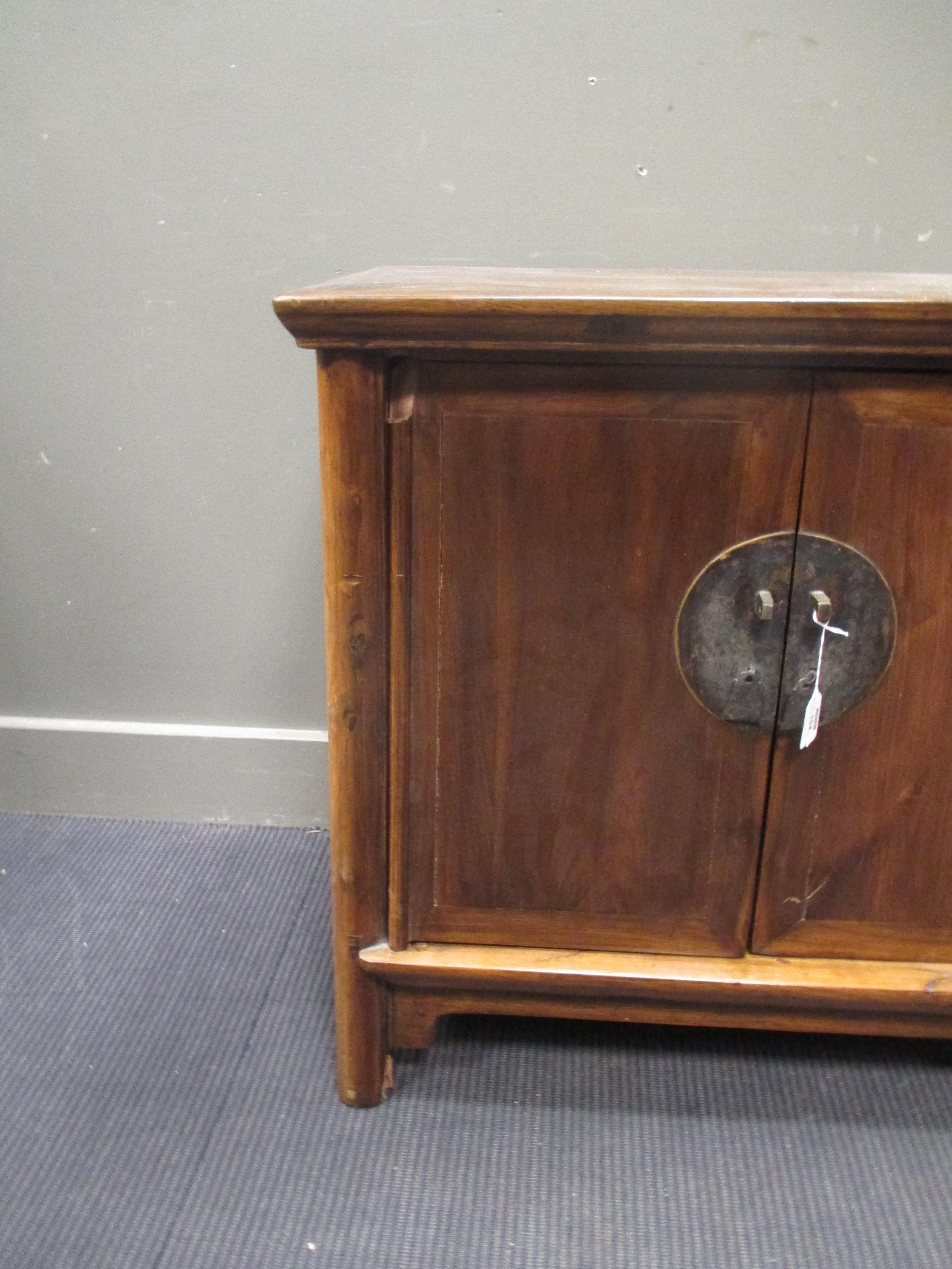 Two similar Chinese hardwood cupboards, 20th century, in Ming Style, each with cupboard fronts, on - Bild 5 aus 5