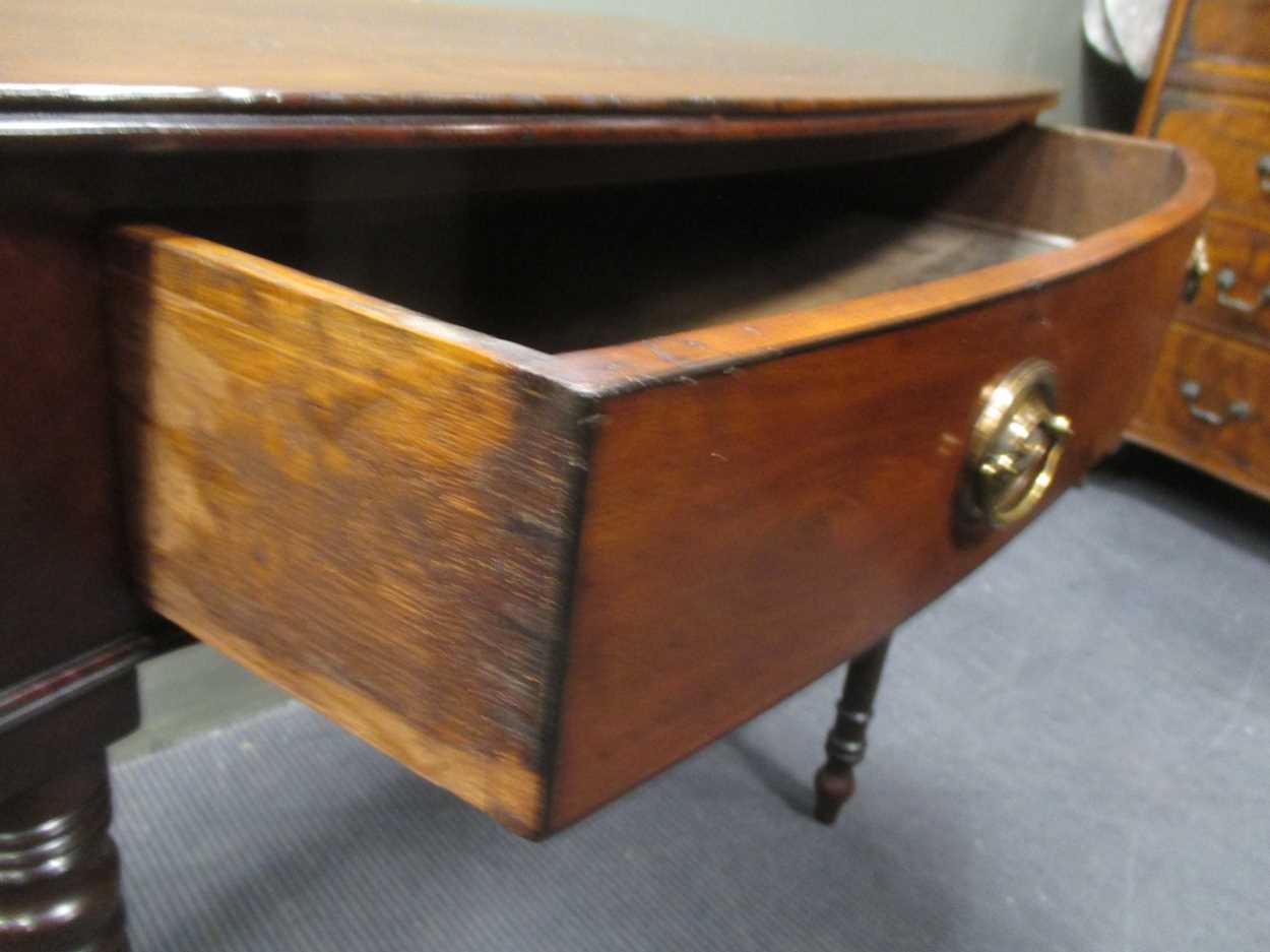 A late George III mahogany bow front side table the single frieze drawer over ring turned tapering - Bild 7 aus 9