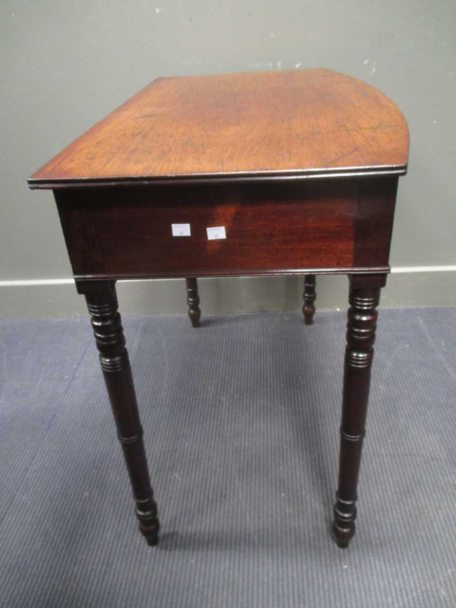 A late George III mahogany bow front side table the single frieze drawer over ring turned tapering - Bild 4 aus 9