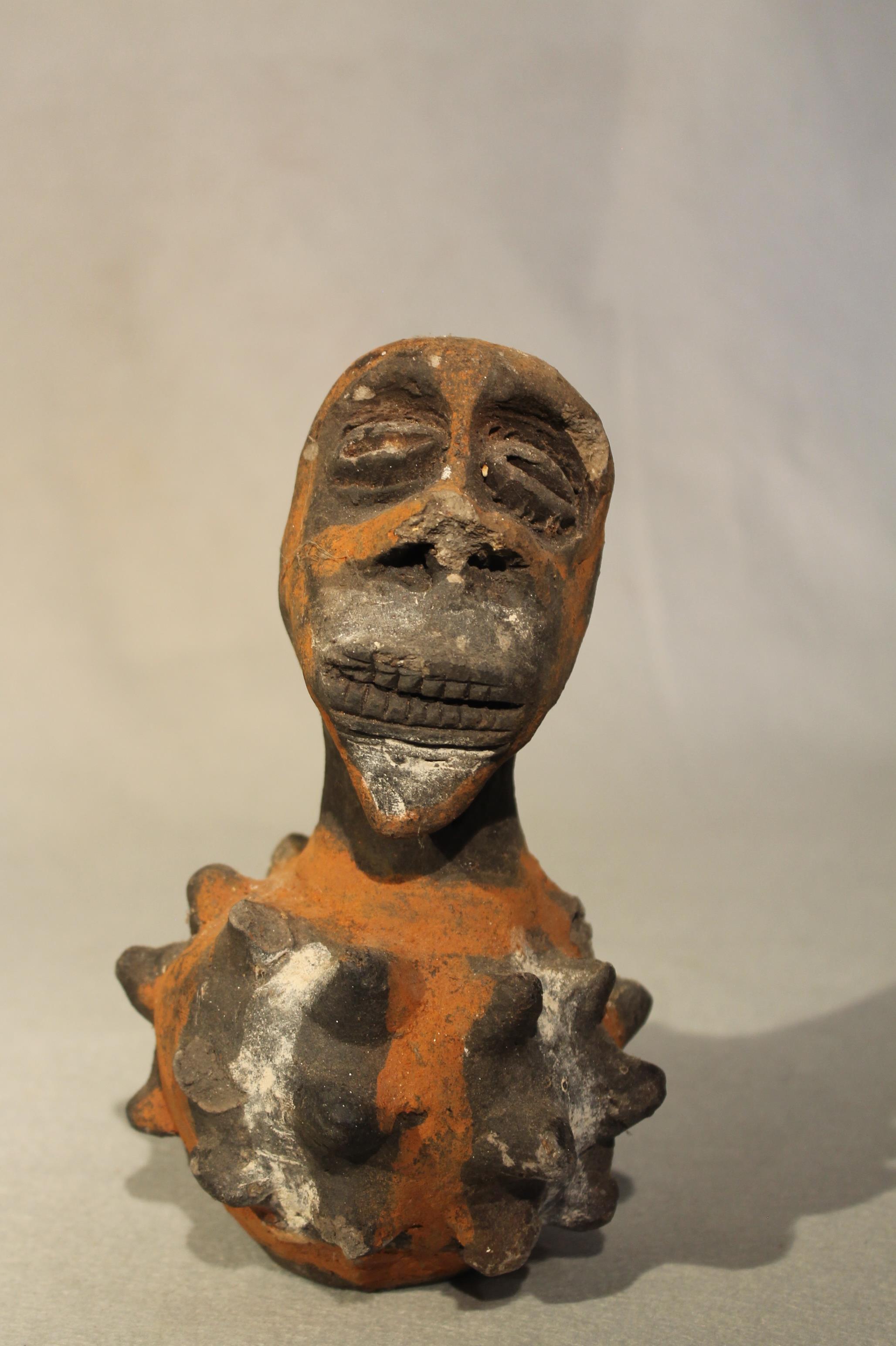 A group of African pottery including Cameroon items, comprising two smoking pipes, 18cm and 10 cm - Image 9 of 9