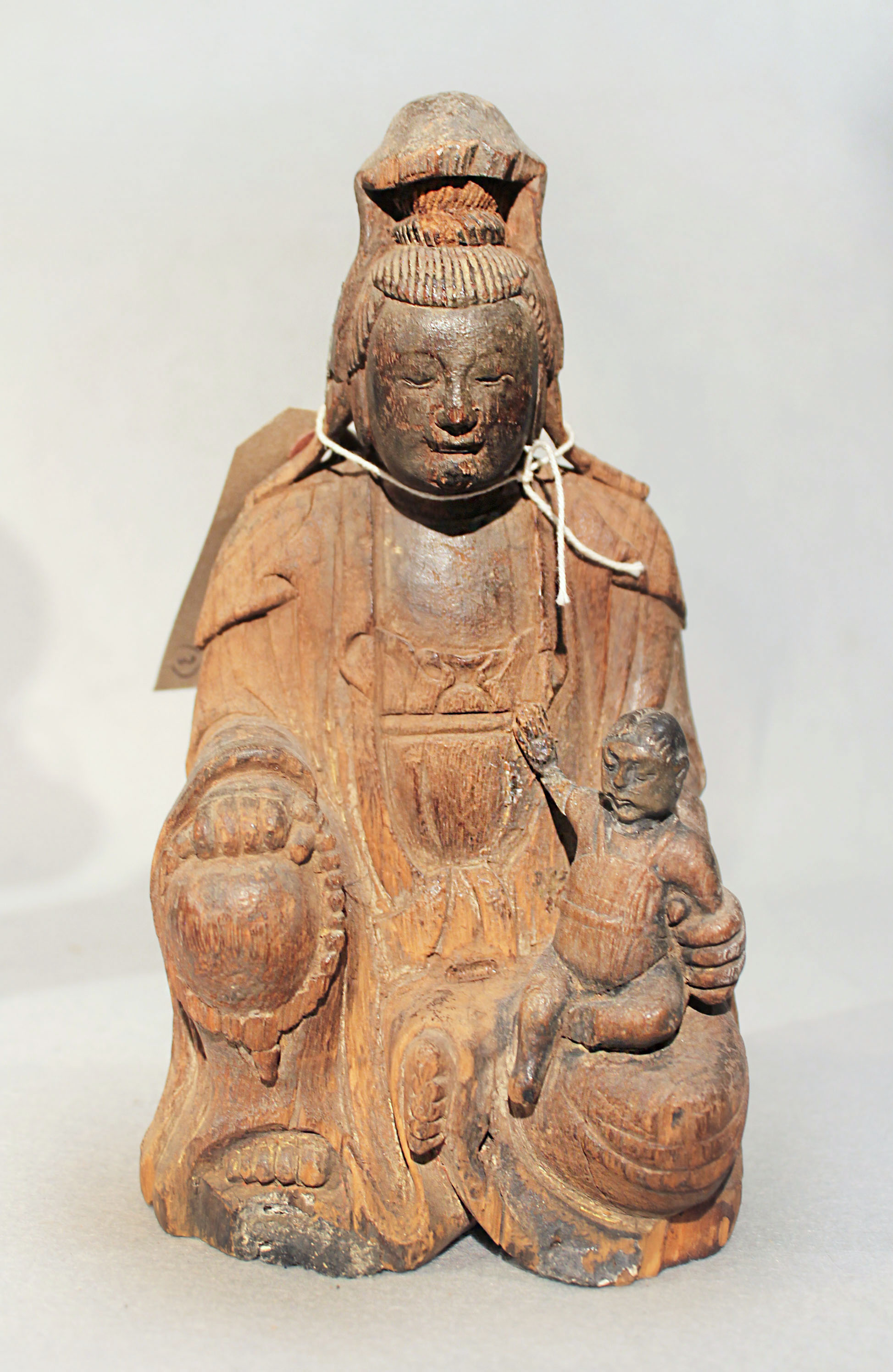 Three Chinese carved wood seated figures, two of a Buddha, the other of Guanyin with child, - Image 5 of 6