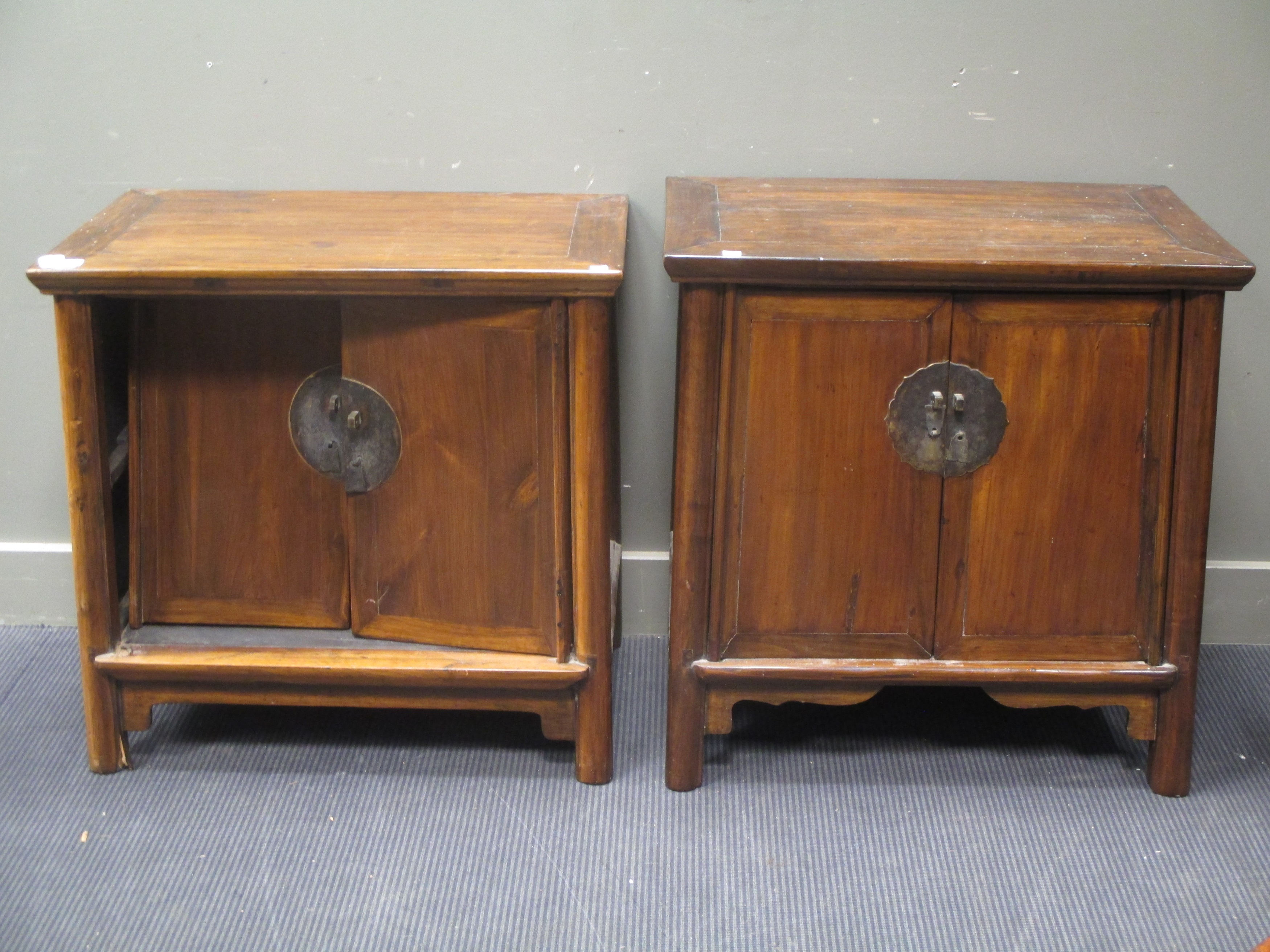 Two similar Chinese hardwood cupboards, 20th century, in Ming Style, each with cupboard fronts, on - Bild 4 aus 5