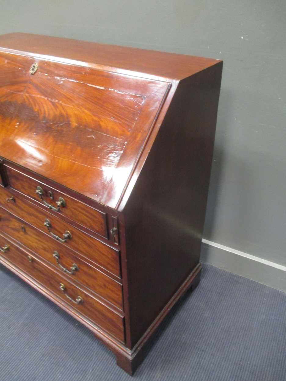 A George III mahogany bureau, circa 1770, with well fitted interior, pigeonholes and drawers above - Bild 6 aus 7