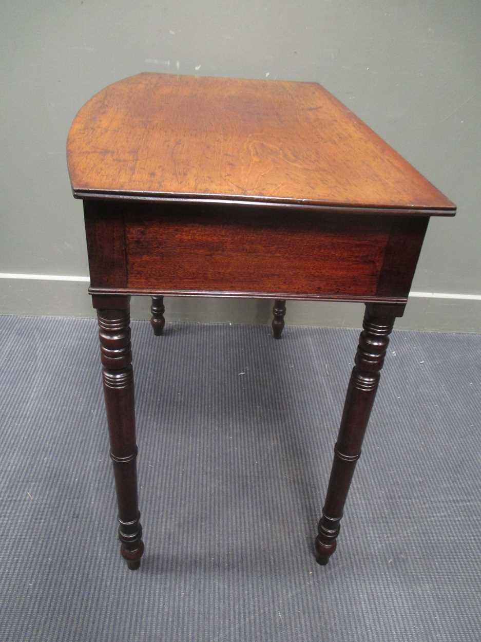 A late George III mahogany bow front side table the single frieze drawer over ring turned tapering - Bild 5 aus 9