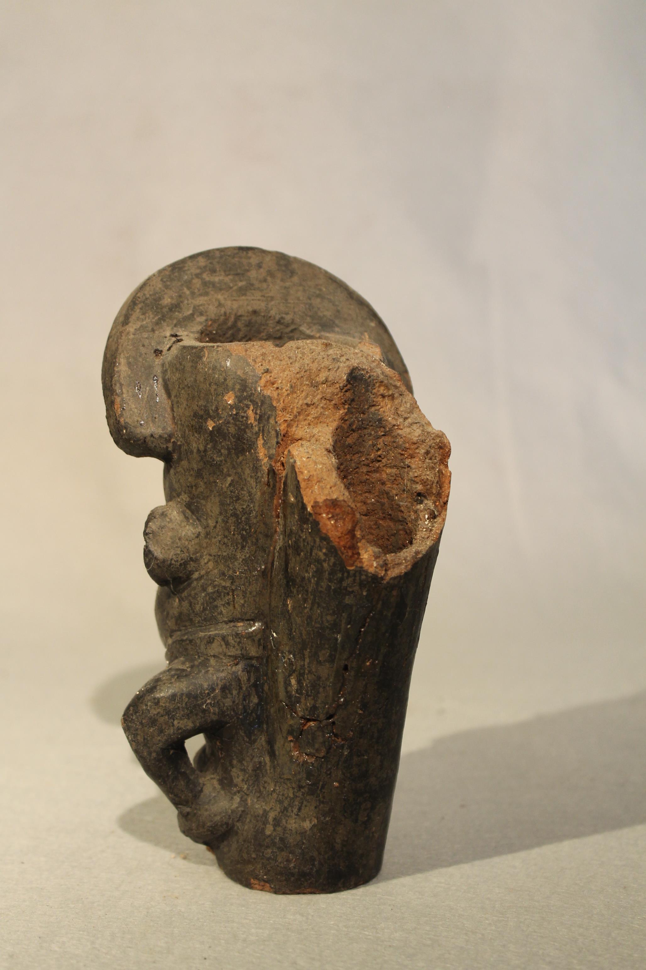 A group of African pottery including Cameroon items, comprising two smoking pipes, 18cm and 10 cm - Image 6 of 9