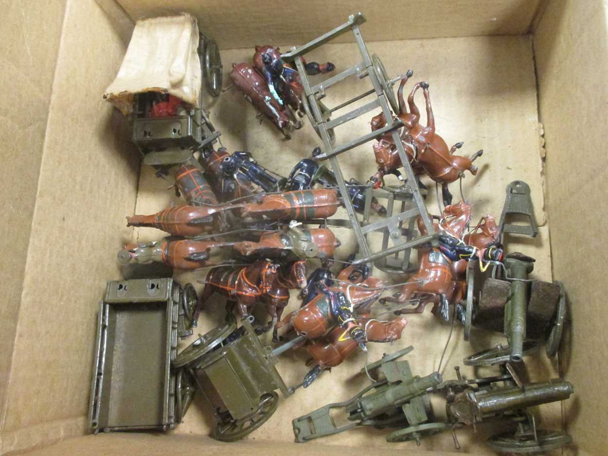 Britains mixed soldiers including wagon teams, guns, Household Cavalry band figures, etc (playworn - Bild 5 aus 5