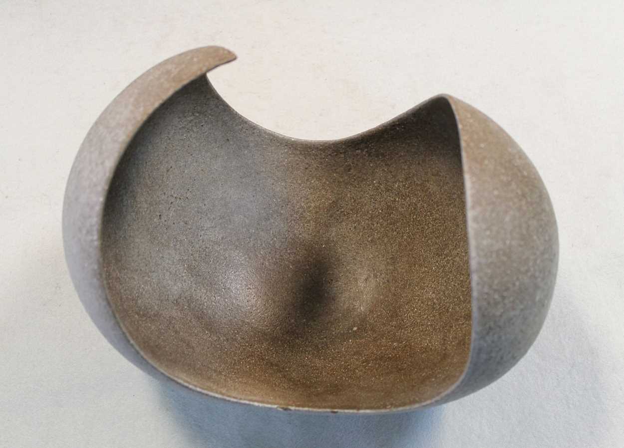 § Peter Fluck (British, born 1941), abstract stoneware bowl, 2005, - Image 4 of 6