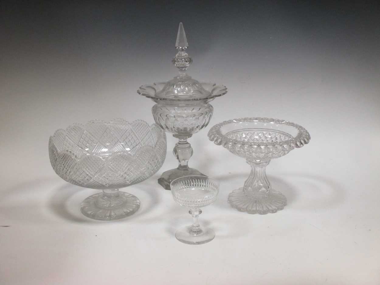 Collection of cut glassware: 7part green coloured wine glasses; 3 small green salts or vases; - Bild 16 aus 20