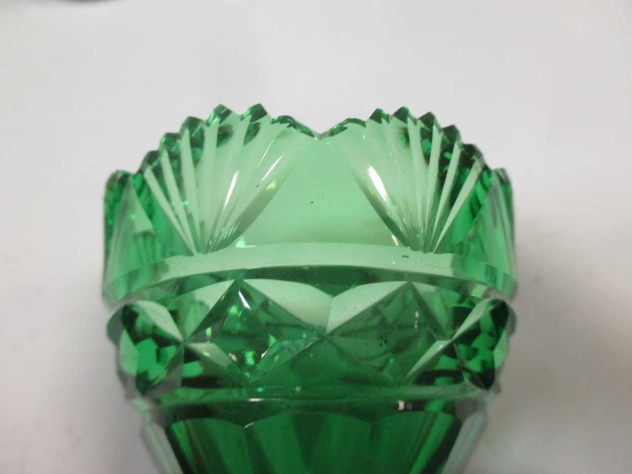 Collection of cut glassware: 7part green coloured wine glasses; 3 small green salts or vases; - Bild 6 aus 20