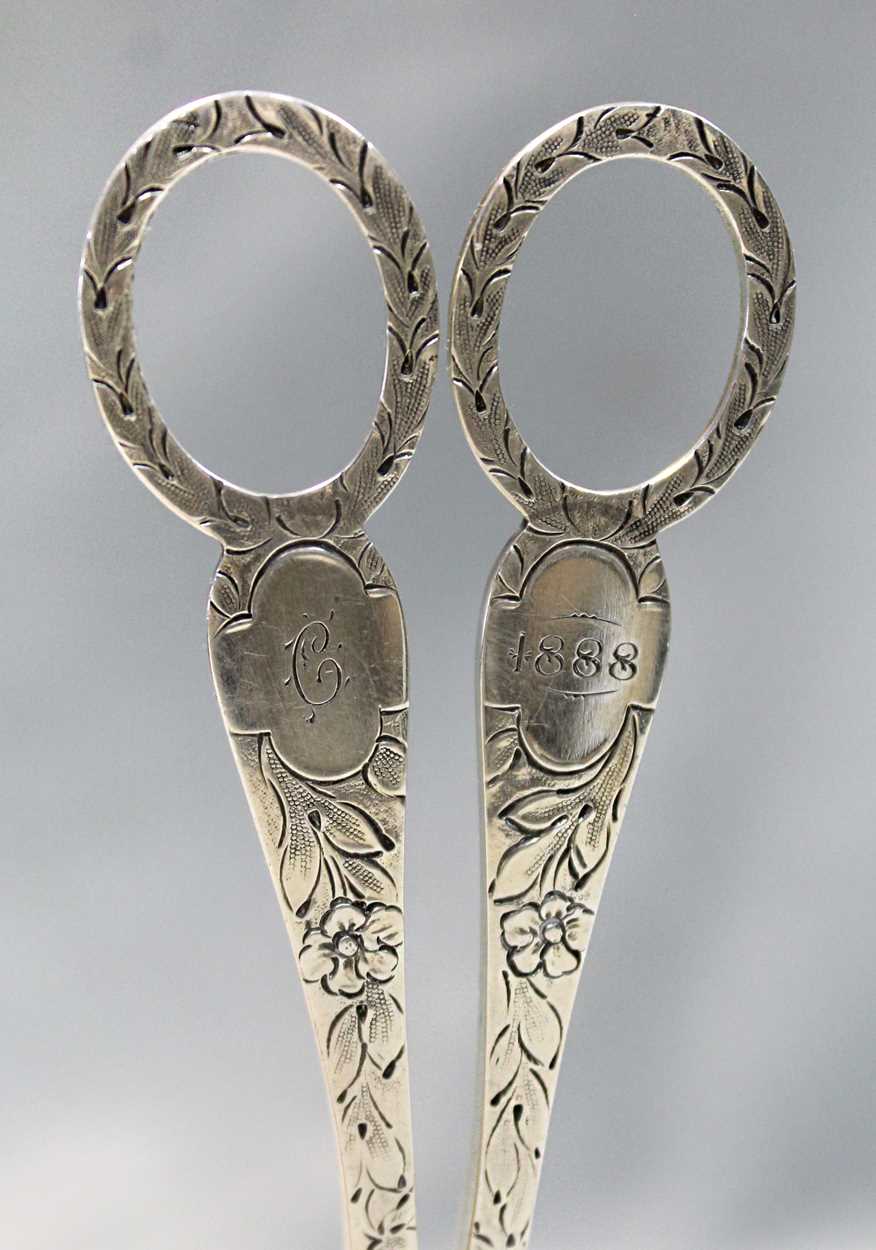 Two pairs of Victorian silver grape scissors, - Bild 5 aus 10