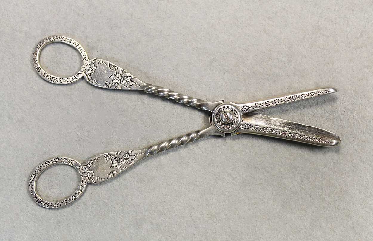 Two pairs of Victorian silver grape scissors, - Bild 6 aus 10