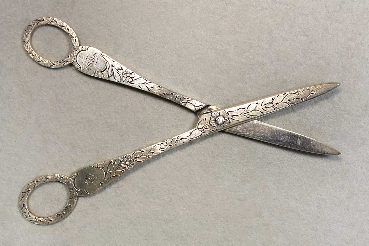 Two pairs of Victorian silver grape scissors, - Bild 2 aus 10