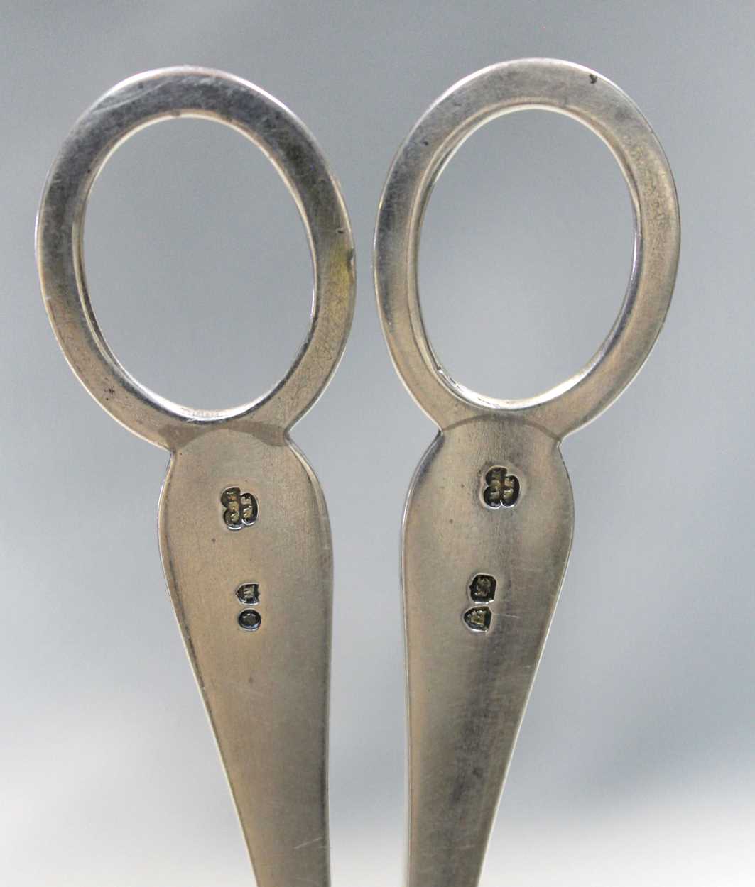 Two pairs of Victorian silver grape scissors, - Bild 4 aus 10