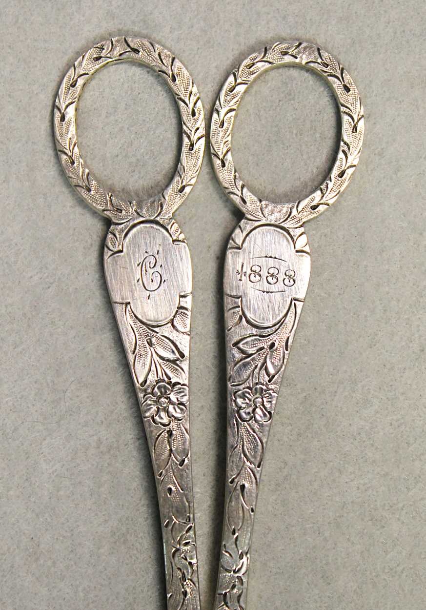 Two pairs of Victorian silver grape scissors, - Bild 8 aus 10