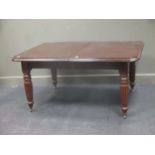 A Victorian mahogany dining table, 71 x 106 x 147cm