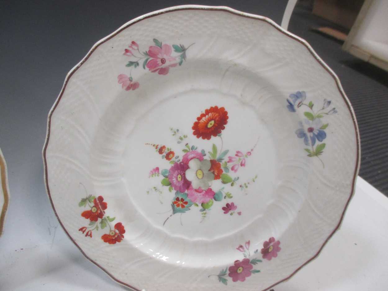 A Coalport salopian ware part dinner service painted with roses, together with a similar part set of - Bild 2 aus 4