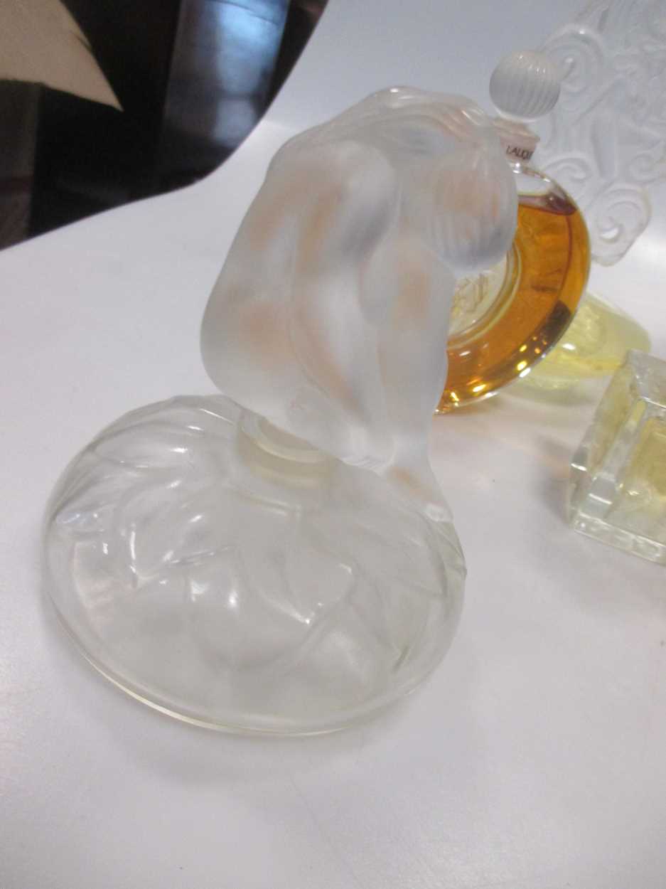 Twenty various 20th century Lalique perfume bottles - Bild 7 aus 7