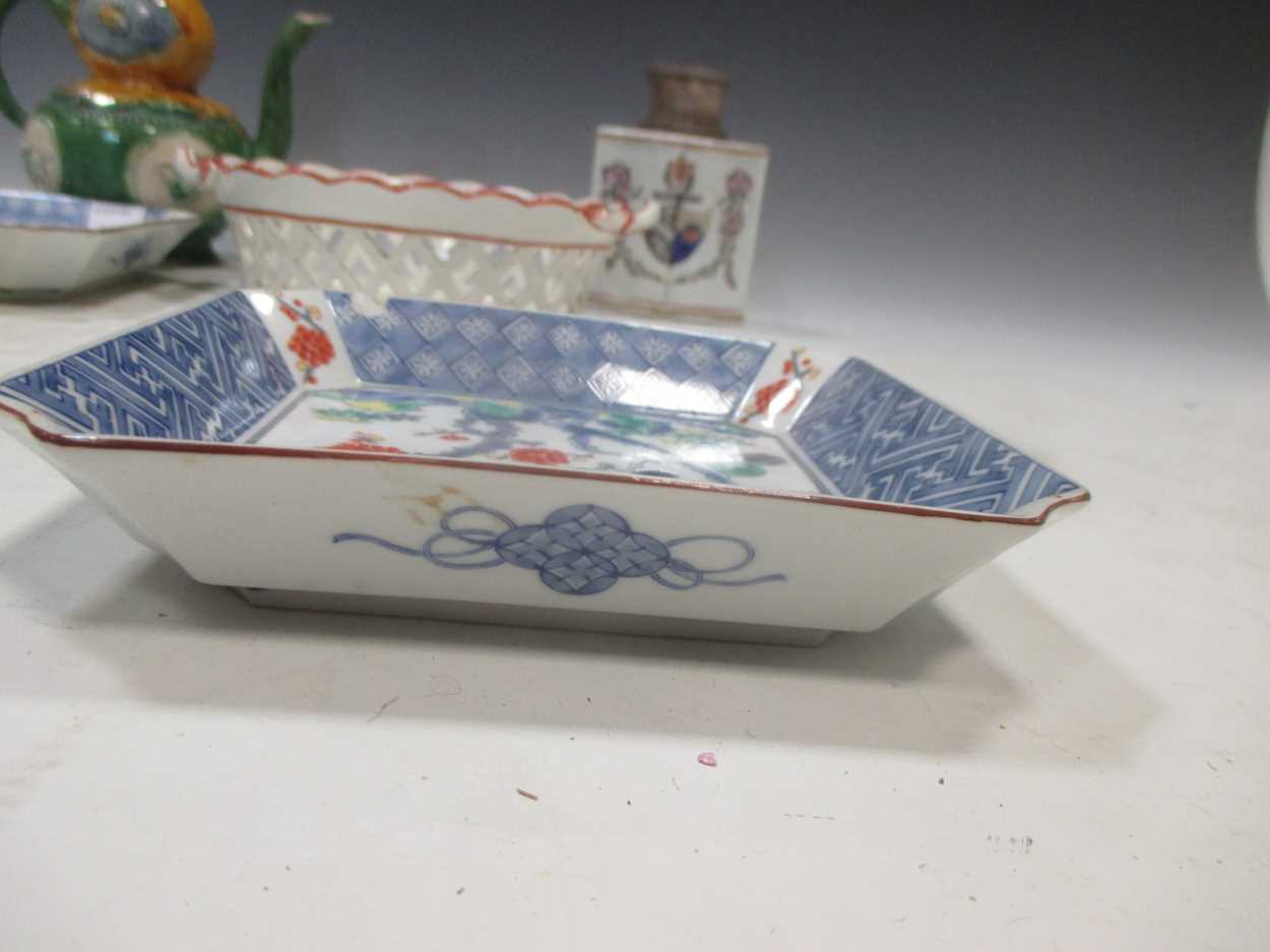 A Samson tea cannister, a creamware basket painted with a flower and other itemsFootnote: - Bild 8 aus 9