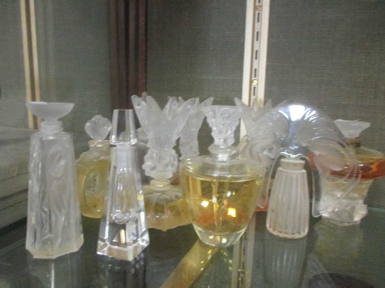 Twenty various 20th century Lalique perfume bottles - Bild 4 aus 7