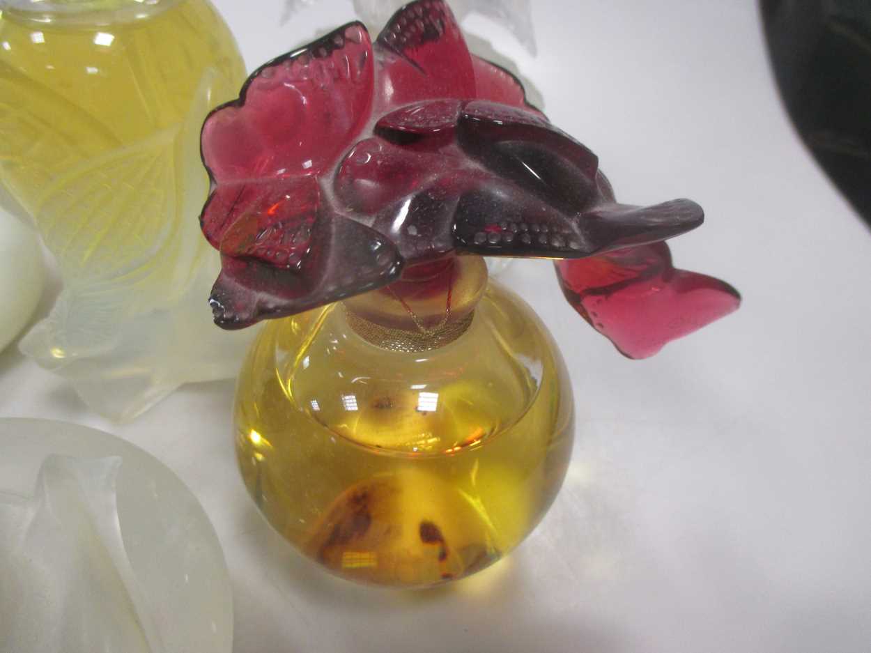 Twenty various 20th century Lalique perfume bottles - Bild 5 aus 7