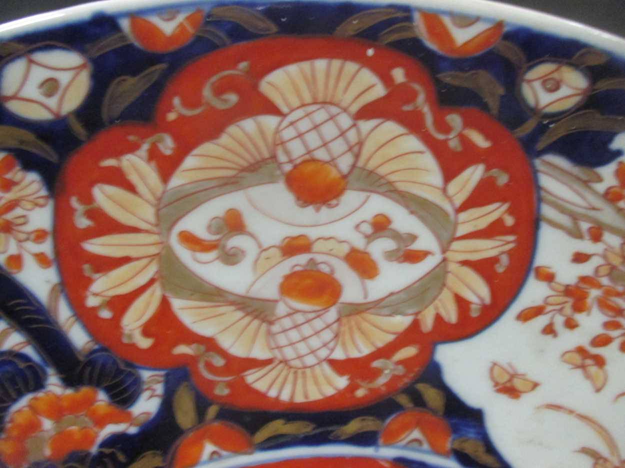 A large Imari charger, 47cm diameter - Bild 3 aus 3